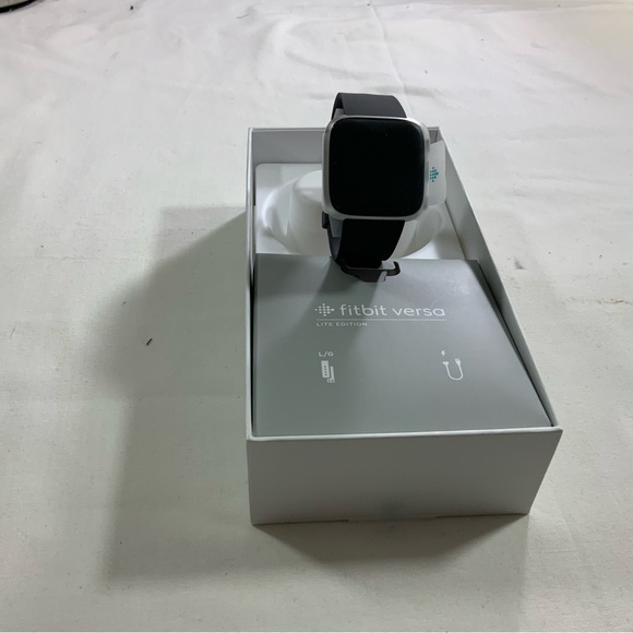 Fitbit Versa Lite edition smartwatch. - Picture 4 of 6
